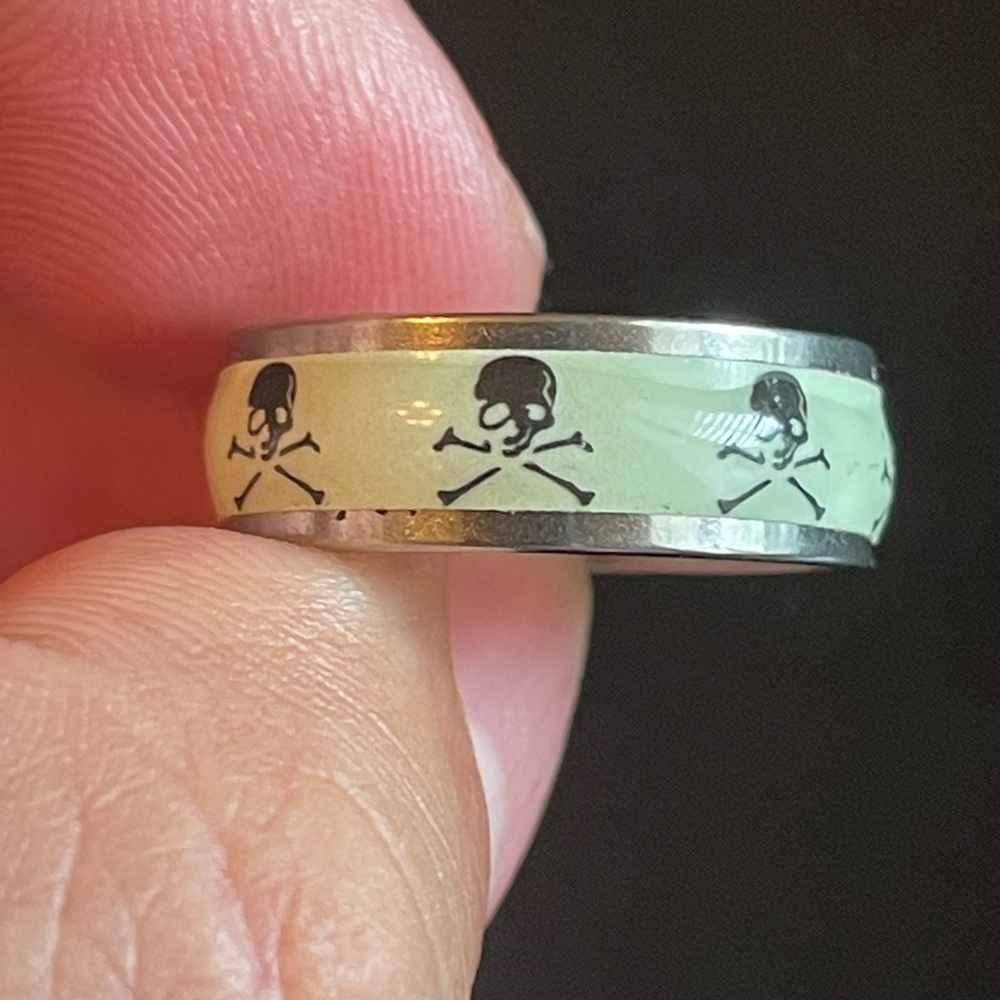 Glow in the dark skull ring - Picture 6 of 10